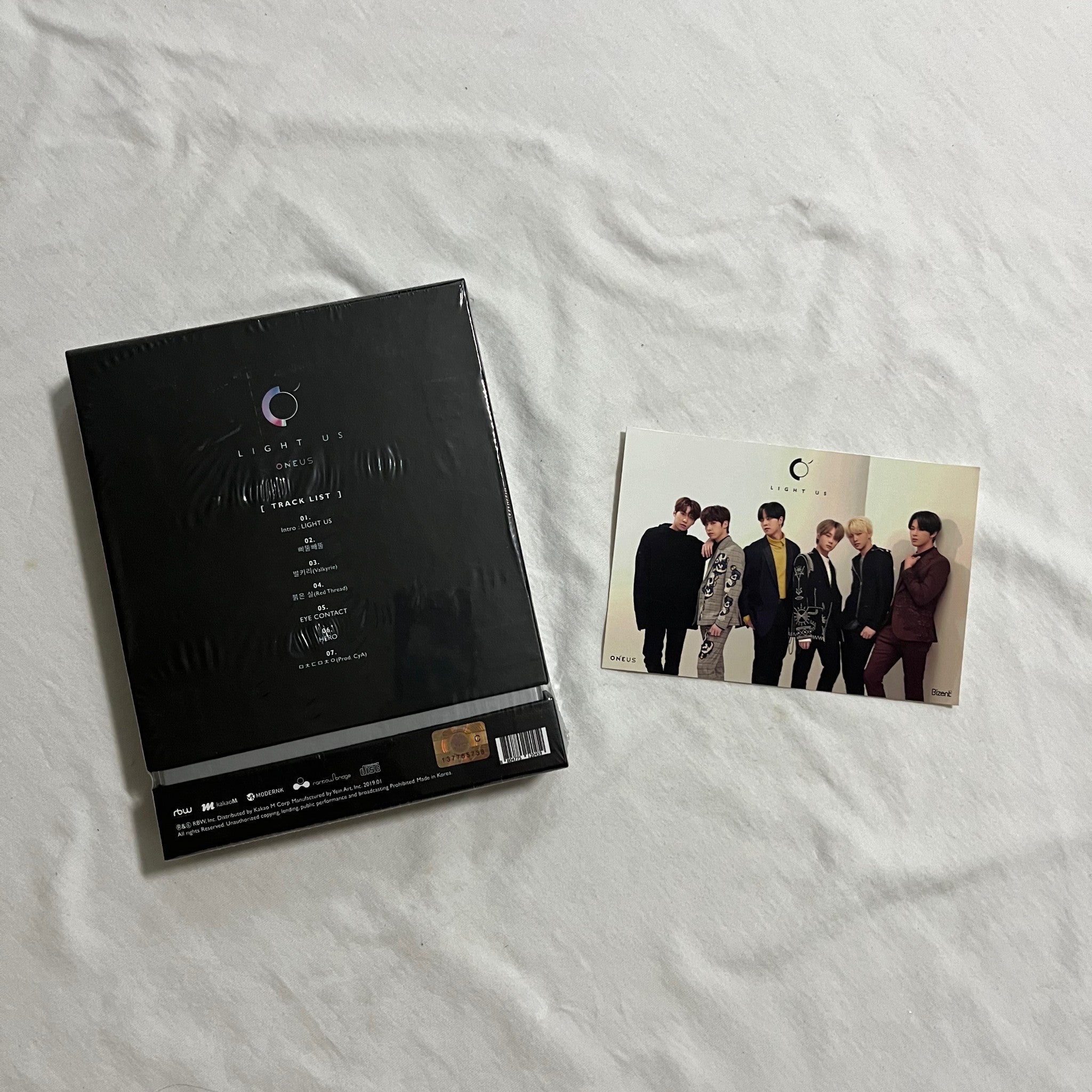 [ONEUS] 1st Mini Album LIGHT US + Gift