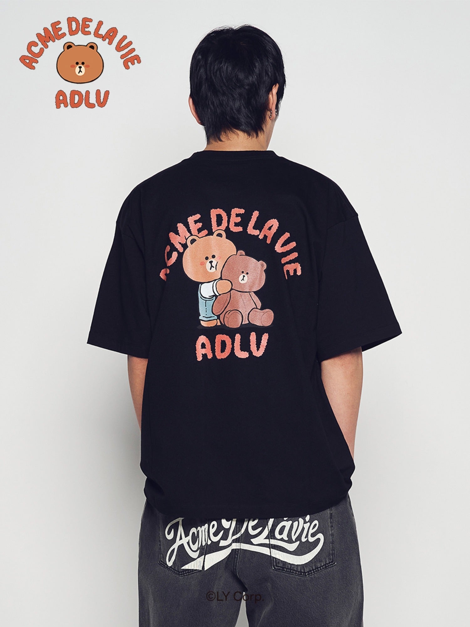 [LINE FRIEND]BEAR DOLL HUG BROWN LINE FRIENDS SHORT SLEEVE T-SHIRT