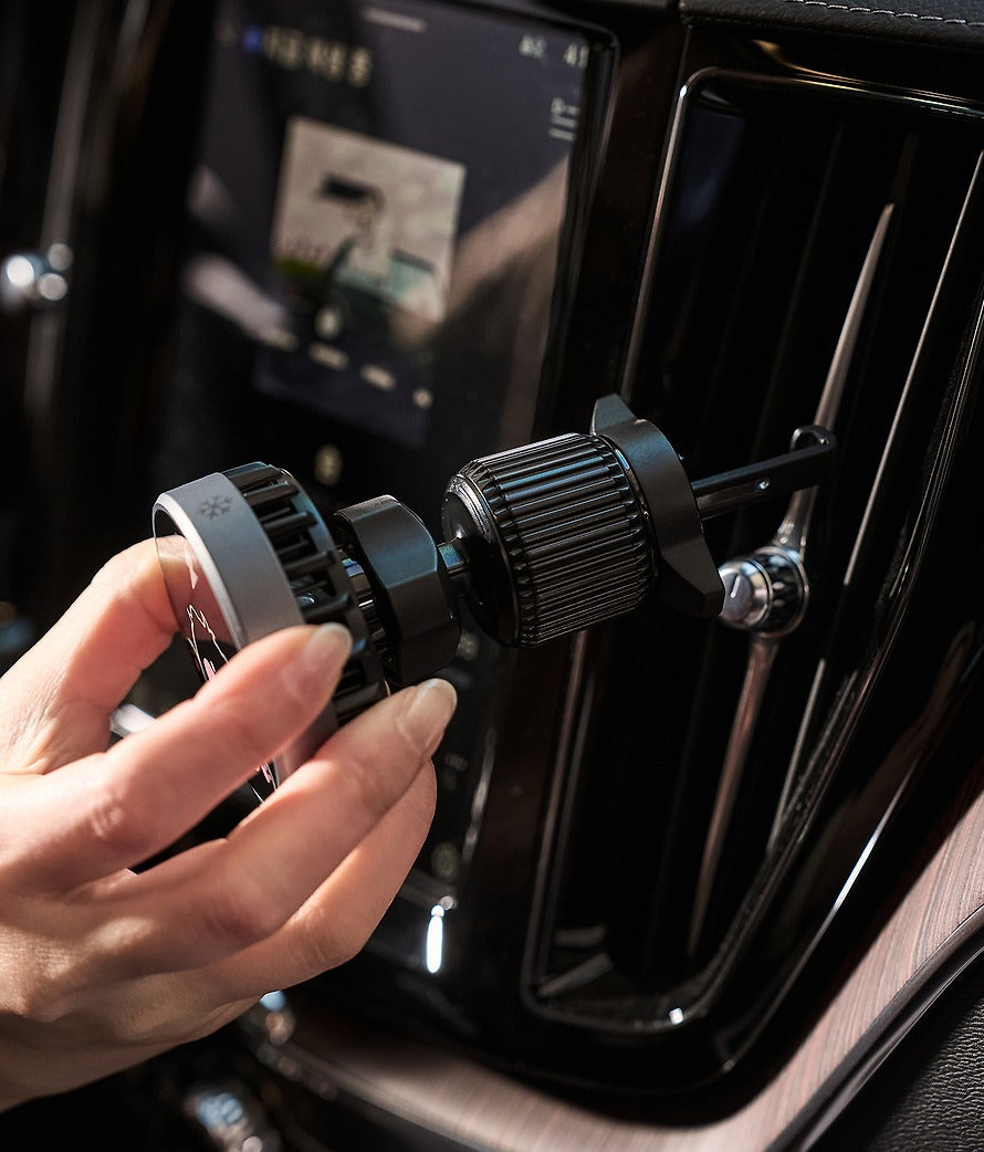 [KAKAO FRIENDS]Black Choonsik Qi2 Magnetic Car Charger with Cooling Fan