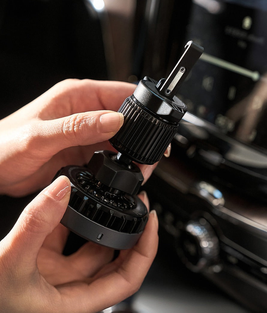 [KAKAO FRIENDS]Black Choonsik Qi2 Magnetic Car Charger with Cooling Fan