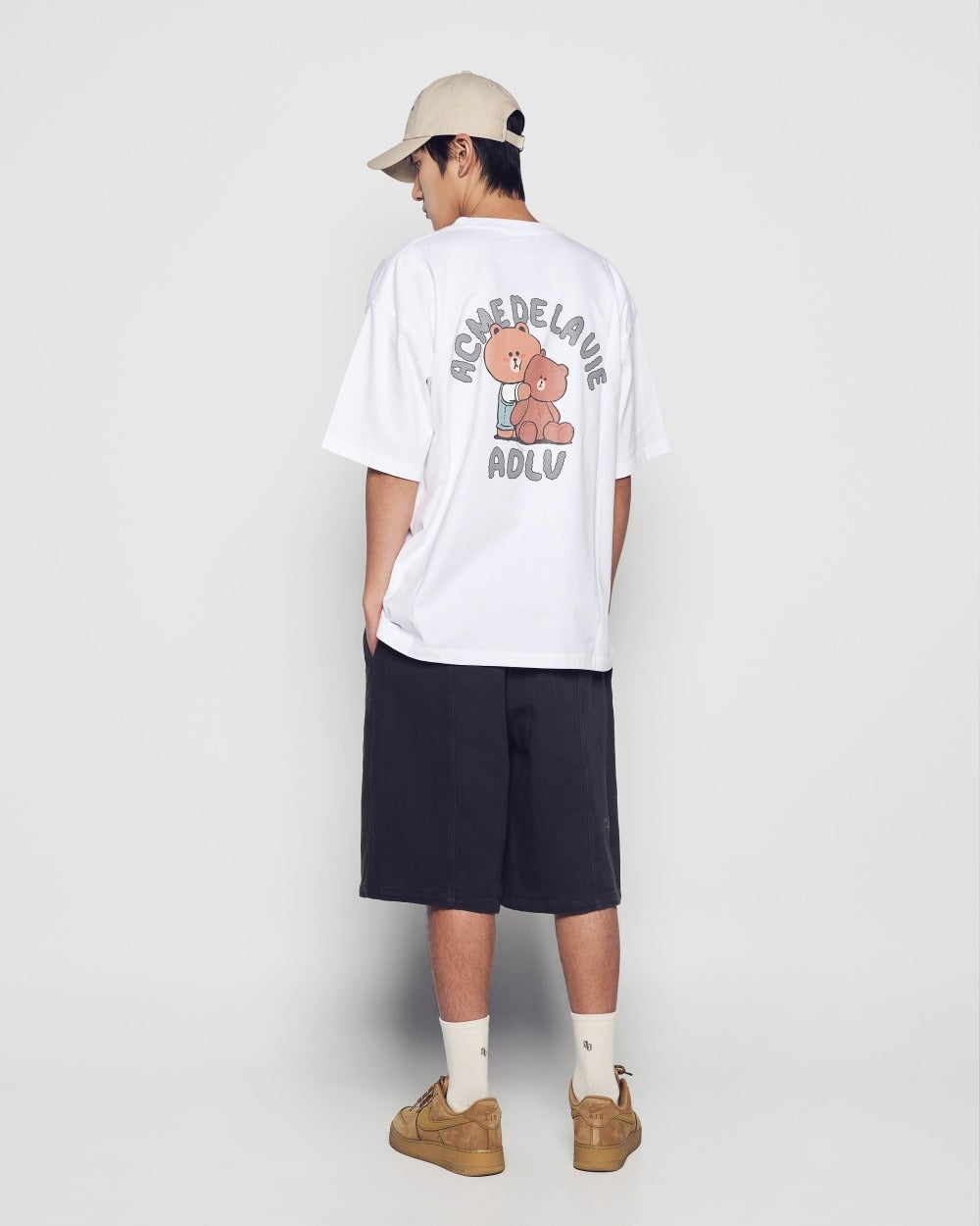 [LINE FRIEND]BEAR DOLL HUG BROWN LINE FRIENDS SHORT SLEEVE T-SHIRT